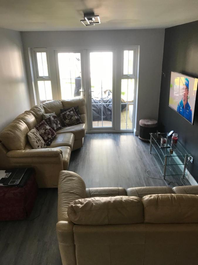 Double Room Next To Burnham Elizabeth Line Station สลาว ภายนอก รูปภาพ